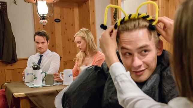 Bild: ARD/Christof Arnold David (Michael N. Kühl) spielt Luisa (Magdalena Steinlein) vor, dass ihn Alinas (Martina Schölzhorn) Verabredung mit Norman (Niklas Löffler) stört.