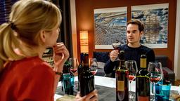 David (Michael N. Kühl) spielt Luisa (Magdalena Steinlein) während der Weinverkostung den platonischen Freund vor.