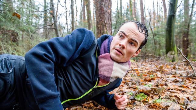 Bild: ARD/Christof Arnold Dem Rat der Ärtze zum Trotz, geht David (Michael Kühl) alleine joggen. Im Wald erblindet er erneut …