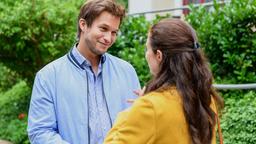 Denise (Helen Barke) bittet Boris (Florian Frowein) ihren Junggesellinnenabschied zu organisieren.