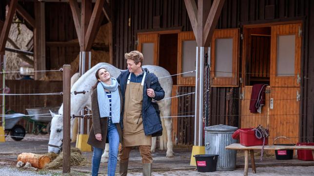 Bild: ARD/Christof Arnold Denise (Helen Barke) genießt ihr Glück mit Henry (Patrick Dollmann).