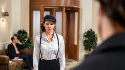 Denise (Helen Barke) ist perplex, als sie von Joshuas (Julian Schneider) Entschluss hört.