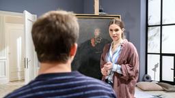 Denise (Helen Barke) möchte Boris' (Florian Frowein) Meinung zu dem alten Gemälde wissen.