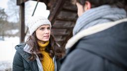 Denise (Helen Barke) spürt, dass Joshua (Julian Schneider) ihr nicht die ganze Wahrheit sagt.