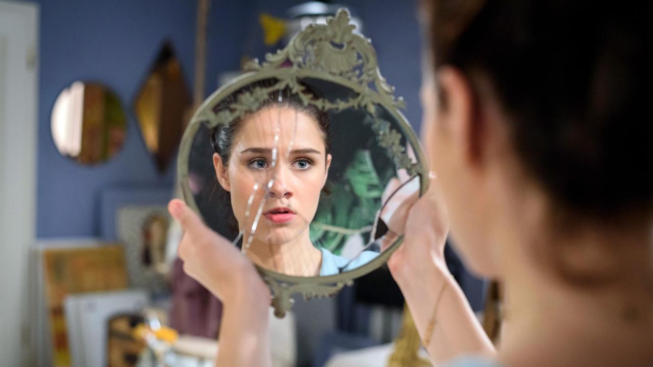 Denise (Helen Barke) stellt fest, dass der Spiegel seine Magie verloren hat.