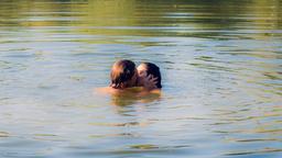 Denise (Helen Barke) träumt von einem Tag am See mit Joshua (Julian Schneider).