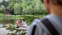 Denise (Helen Barke) und Joshua (Julian Schneider) ahnen nicht, dass sie von Annabelle (Jenny Löffler) beobachtet werden.