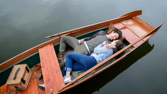 Bild: ARD/Christof Arnold Denise (Helen Barke, vorne) und Joshua (Julian Schneider, hinten) genießen ihr Glück, in einem Ruderboot auf dem See.