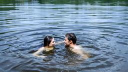 Denise (Helen Barke) und Joshua (Julian Schneider) nähern sich, beim Baden im See, wieder an.