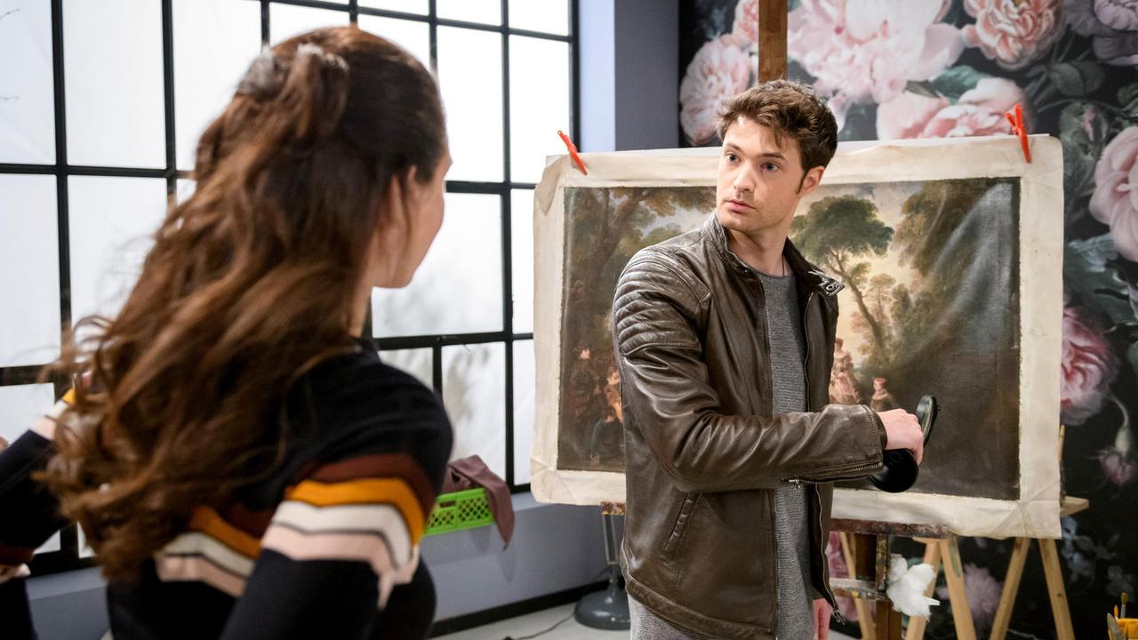 Denise (Helen Barke) und Joshua (Julian Schneider) stellen fest, dass das Gemälde viel mehr wert ist als gedacht.