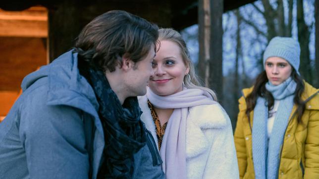 Bild: ARD/Christof Arnold Denise (Helen Barke) wird erneut vor Augen geführt, dass Annabelle (Jenny Löffler) die Frau an Joshuas (Julian Schneider) Seite ist.