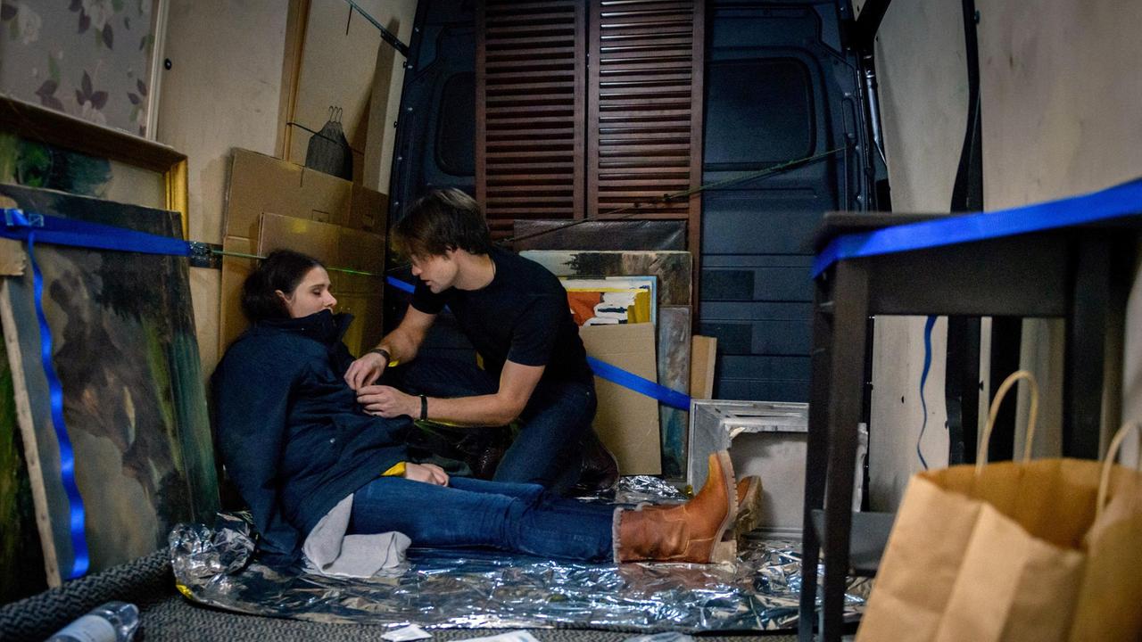 Denise (Helen Barke) wurde angeschossen. Joshua (Julian Schneider) hat Mühe, sie von ihren Schmerzen abzulenken.