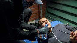Der Entführer kümmert sich um Tim (Florian Frowein) und versorgt ihn mit Wasser.