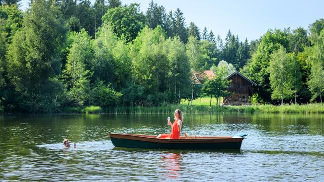 Der romantische Ausflug hat seine Tücken. Henry (Patrick Dollmann) zieht das Boot mit Jessica (Isabell Ege) zurück an Land.