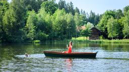Der romantische Ausflug hat seine Tücken. Henry (Patrick Dollmann) zieht das Boot mit Jessica (Isabell Ege) zurück an Land.