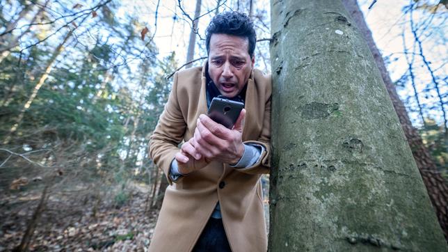 Der schwer verletzte Dirk (Markus Pfeiffer) versucht panisch, Hilfe zu holen.