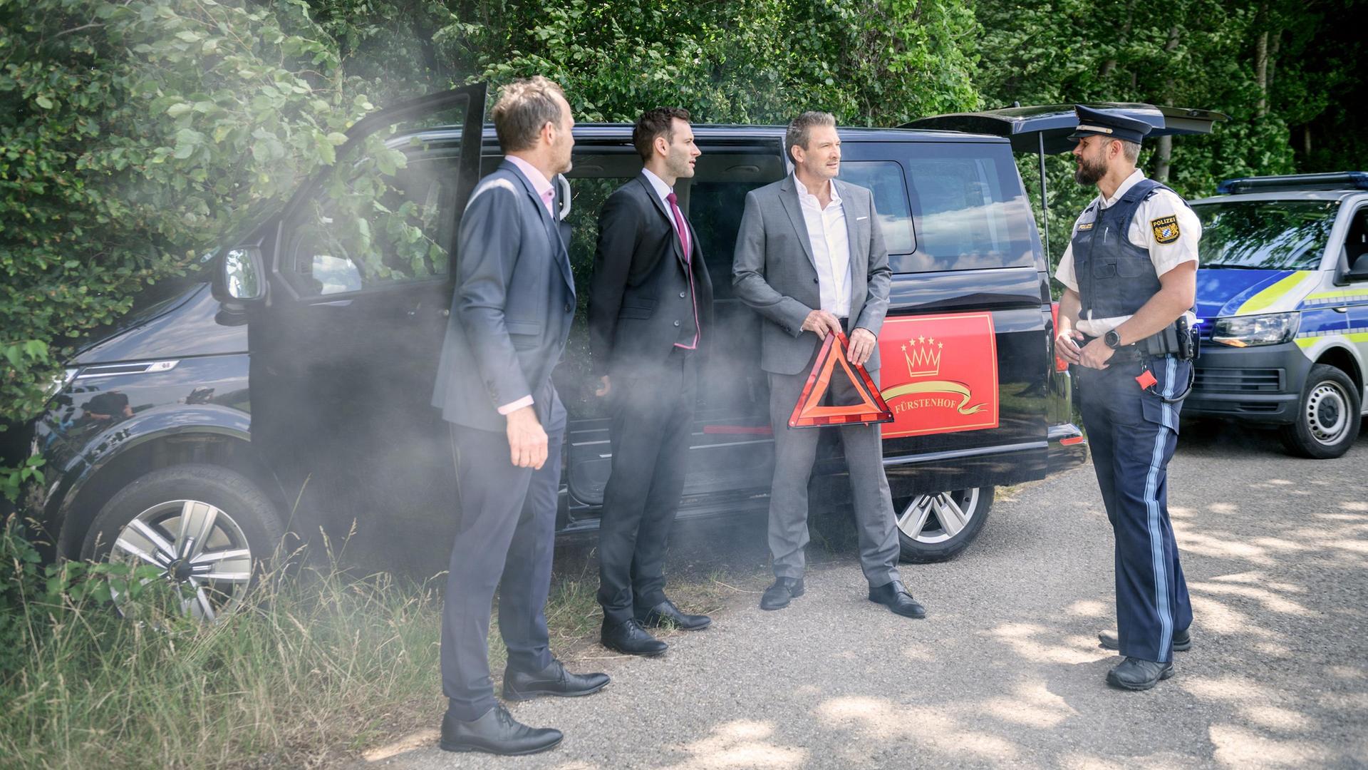 Der Unfall stimmt Christoph (Dieter Bach) versöhnlicher und scheint für Julian (Tim Borys, 2.v.l. mit Timo Ben Schöfer) keine schweren Konsequenzen zu haben.
