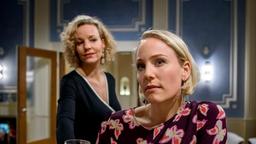 Desirée (Louisa von Spies) ärgert sich vor Natascha (Melanie Wiegmann) darüber, dass sie Nils nicht eifersüchtig machen kann.