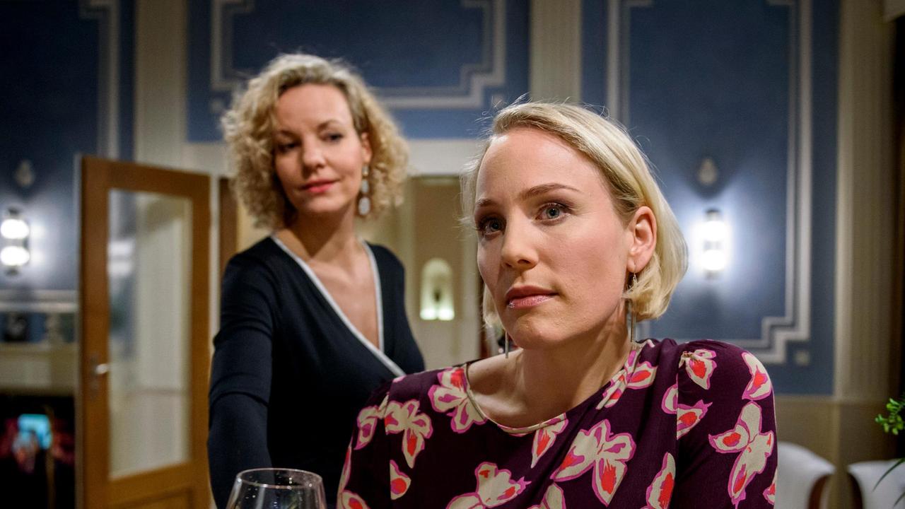 Desirée (Louisa von Spies) ärgert sich vor Natascha (Melanie Wiegmann) darüber, dass sie Nils nicht eifersüchtig machen kann.