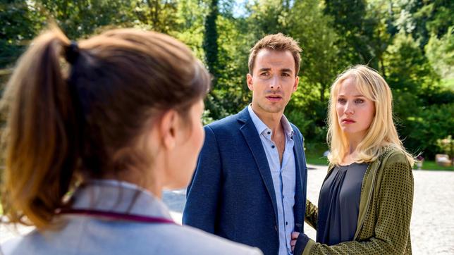 Bild: ARD/Christof Arnold Desirée (Louisa von Spies) bezichtigt Clara (Jeannine Wacker) vor Adrian (Max Alberti), sie absichtlich angefahren zu haben.