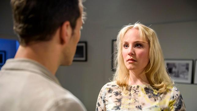 Bild: ARD/Christof Arnold Desirée (Louisa von Spies) legt Adrian (Max Alberti) gespielt verzweifelt die Scheidung nahe.