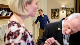 Desirée (Louisa von Spies) lenkt Alfons (Sepp Schauer) ab, damit Nils (Florian Stadler, h.) unbemerkt ins Büro schleichen kann.