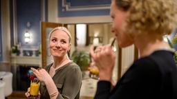 Desirée (Louisa von Spies) schwärmt Natascha (Melanie Wiegmann) von Christoph vor.