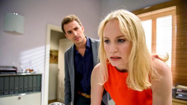 Bild: ARD/Christof Arnold Desirée (Louisa von Spies) wird beim Streit mit Adrian (Max Alberti) plötzlich übel.