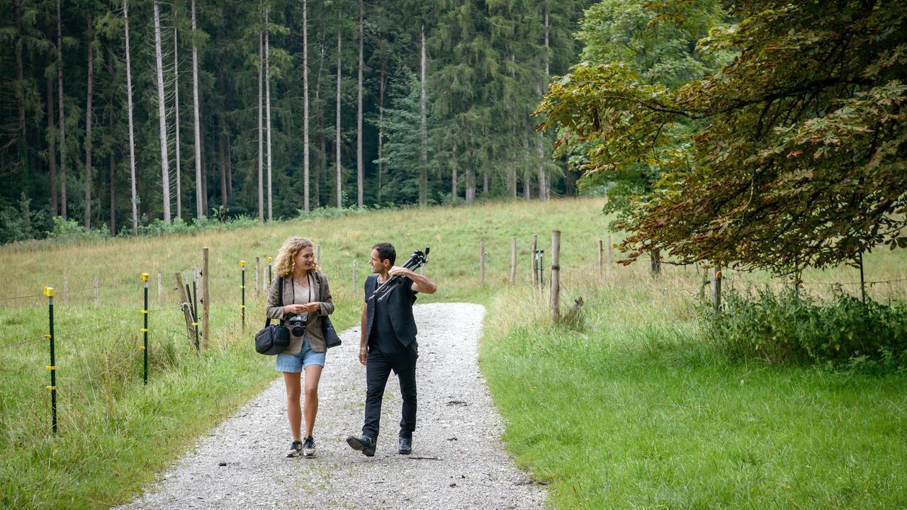 Dexter Torrence (Andreas Beckett) ermutigt Maja (Christina Arends), ihren Traum zu leben.