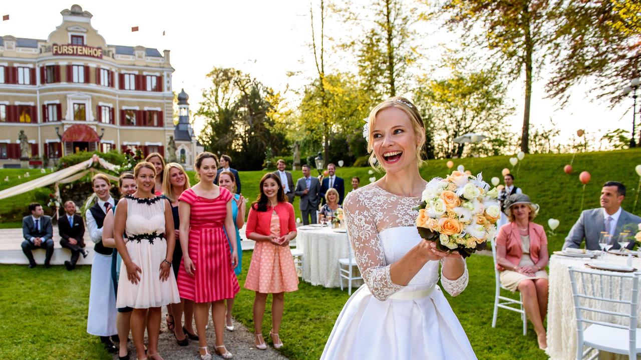 La sposa felice Luisa (Magdalena Steinlein, anteriore) lancia il bouquet: Anche Tina (Christin Balogh, in HG) e Clara (Jeannine Wacker, in HG) sarebbe prenderlo proprio come ...