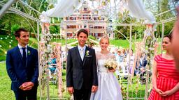 Die Liebe hat gesiegt: Luisa (Magdalena Steinlein) und Sebastian (Kai Albrecht) stehen endlich vor dem Traualtar. Die Trauzeugen Tina (Christin Balogh) und Adrian (Max Alberti) freuen sich mit ihnen über die romantische  Hochzeit im Park des Fünf-Sterne-Hotels "Fürstenhof".