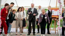Die Teilnehmer (v.l.n.r.: Dorothée Neff, Marcel Zuschlag, Lukas Leibe, Yeliz Simsek, Dirk Galuba, Sabine Werner) des Boule-Turniers treten mit unterschiedlichem Ehrgeiz an.