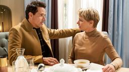 Dirk (Markus Pfeiffer) berichtet Linda (Julia Grimpe), dass das Gesundheitsamt im Café Liebling aufgetaucht ist.