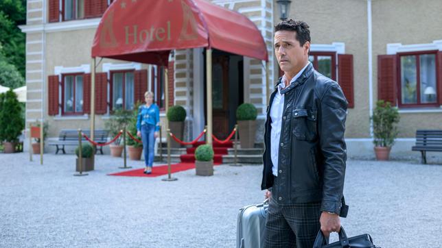 Bild: ARD/Christof Arnold Dirk (Markus Pfeiffer) muss erkennen, dass er den Kampf um Linda (Julia Grimpe) verloren hat.