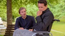 Dirk (Markus Pfeiffer) will Steffen (Christopher Reinhardt) für seine Zwecke einspannen.