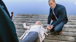 Dr. Borg (Markus Ertelt) kümmert sich um Annabelle (Jenny Löffler), die von Christoph (Dieter Bach) grob zu Boden gestoßen wurde.