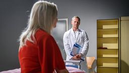 Dr. Borg (Markus Ertelt) stellt sich Annabelle (Jenny Löffler) als ihr neuer behandelnder Arzt vor.