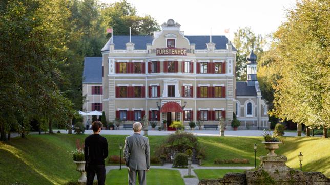 Bild: ARD/Christof Arnold Durch Werner (Dirk Galuba) erkennt Joshua (Julian Schneider), was für ein besonderes Hotel der "Fürstenhof" ist.