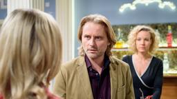 Ein Gespräch mit Michael (Erich Altenkopf) und Natascha (Melanie Wiegmann) bringt Annabelle (Jenny Löffler) ins Grübeln.
