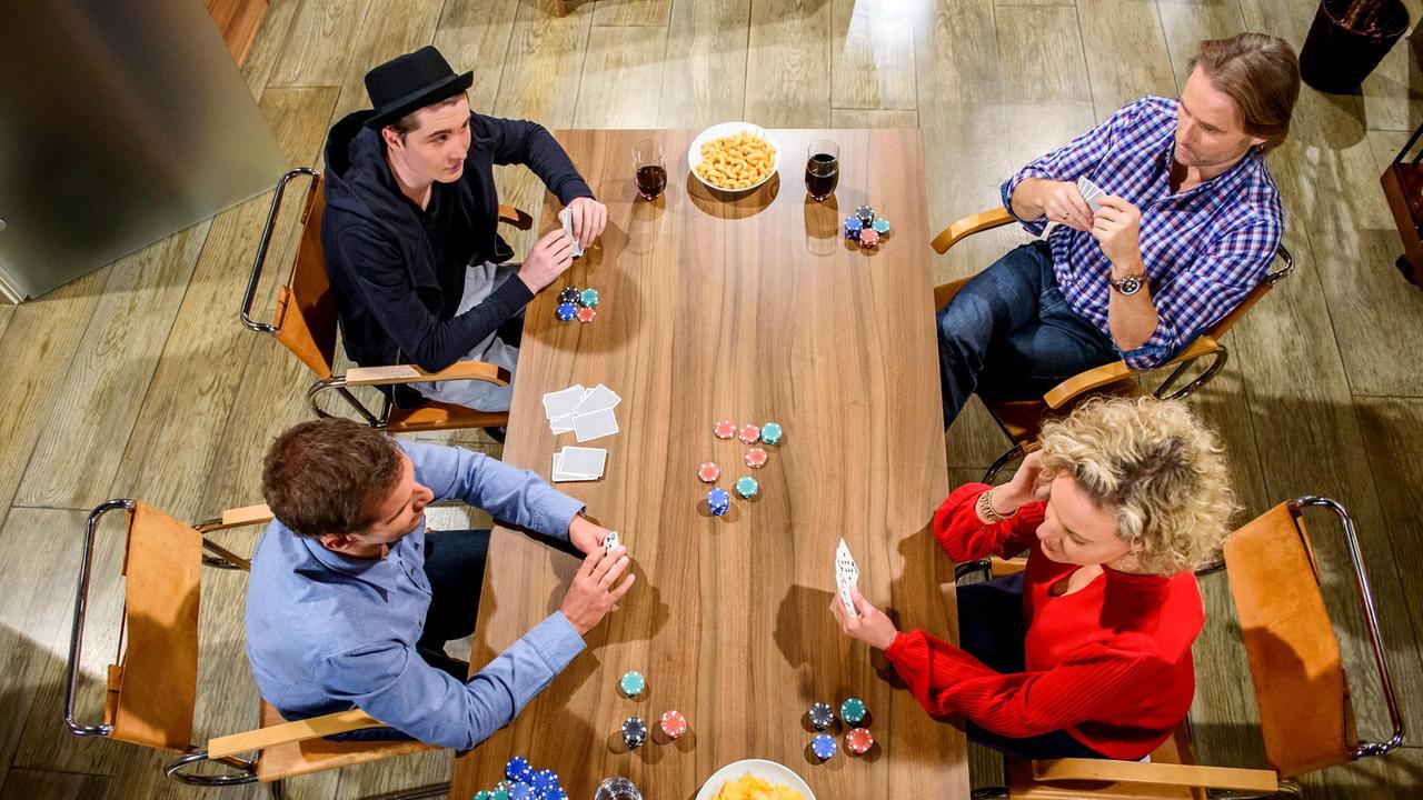 Ein Pokerspiel mit Fabien (Lukas Schmidt, l. oben), Michael (Erich Altenkopf, r. oben) und Nils (Florian Stadler, l. unten) bringt Natascha (Melanie Wiegmann, r. unten) auf die Idee, auf diese Art und Weise Geld für ihre Autobiographie aufzubringen.