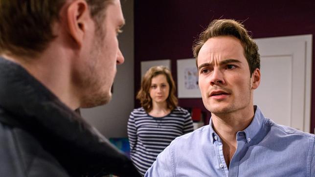 Ein Streit zwischen Oskar (Philip Butz) und David (Michael Kühl) eskaliert vor den Augen von Tina (Christin Balgoh).