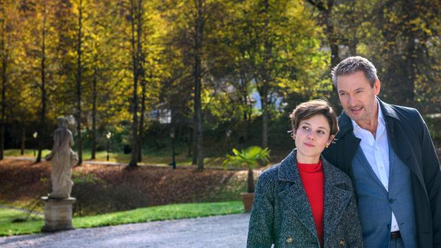 Bild: ARD/WDR/Christof Arnold Eleni (Dorothée Neff) fragt Christoph (Dieter Bach) spontan, ob er zur Familie stoßen will.