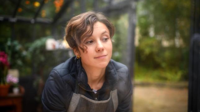Bild: ARD/WDR/Christof Arnold Eleni (Dorothée Neff) geht voll in ihrem geliebten alten Hobby auf.