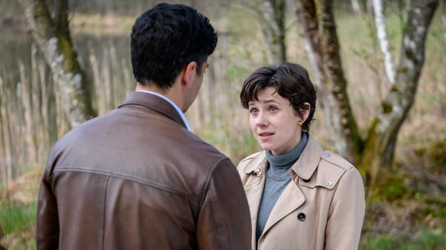 Eleni (Dorothée Neff) teilt Leander (Marcel Zuschlag) schweren Herzens ihren Entschluss mit.