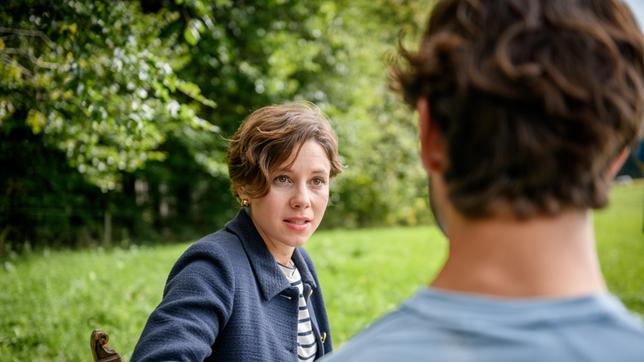 Eleni (Dorothée Neff) und Noah (Christopher Jan Busse) geraten bei der Schuldfrage aneinander.