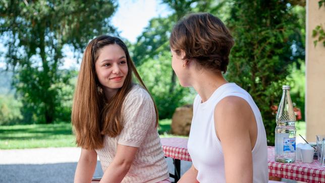 Eleni (Dorothée Neff) verkündet Valentina (Aylin Ravanyar) erfreuliche Neuigkeiten.