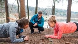 Ella (Victoria Reich) beeindruckt William (Alexander Milz) beim Fitness-Training mit Nils (Florian Stadler).