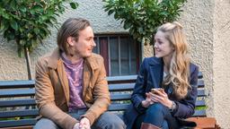 Ella (Victoria Reich) behauptet gegenüber William (Alexander Milz) notgedrungen, dass sie "Mrs. Wrong" ist.