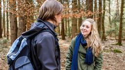 Ella (Victoria Reich) schwebt nach dem Kuss mit William (Alexander Milz) auf Wolke Sieben.