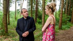 Ella (Victoria Reich) setzt sich bei Pfarrer Rimpel (Christian Buse) für Werner und Charlotte ein.